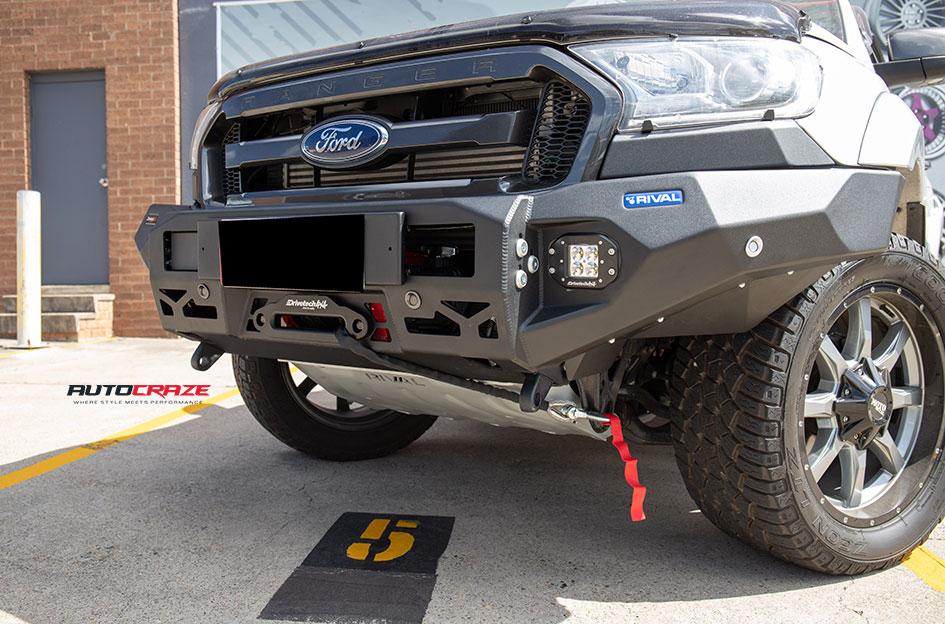 FORD RANGER MO970 GLOSS GREY CENTRE WITH BLACK LIP